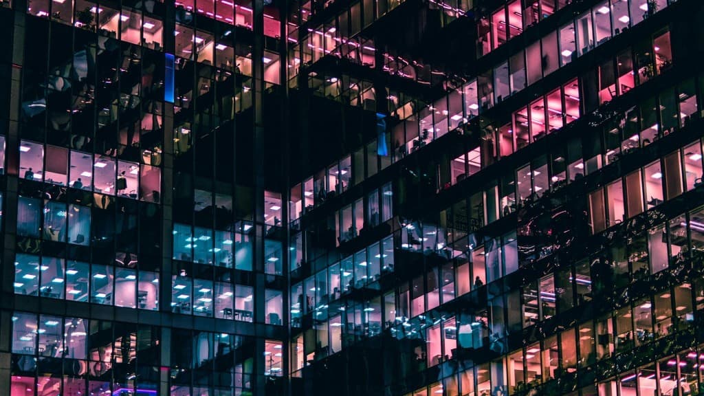 Edificio per uffici moderno di notte con finestre illuminate