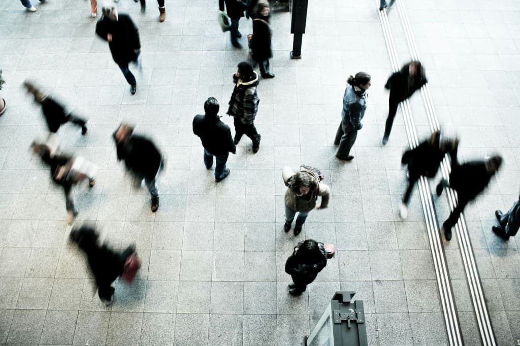 Persone in movimento in uno spazio pubblico, vista dall'alto