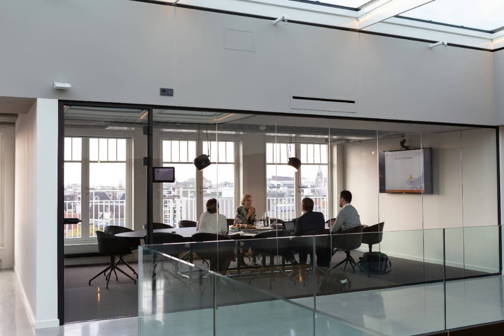 Customer centricity operativa: riunione di team in sala riunioni aziendale