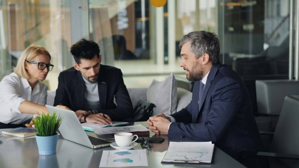 Consulenza su governance, processi e organizzazione aziendale in riunione di team
