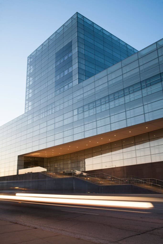 Edificio moderno in vetro con luci in movimento — NYORAI servizi